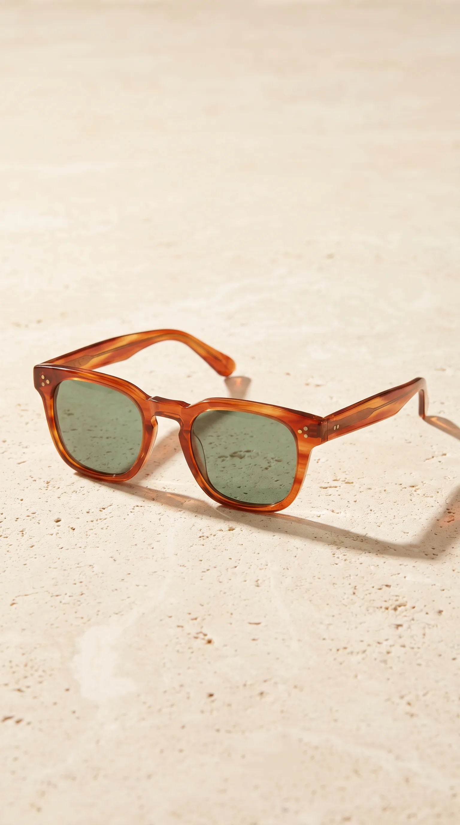 Gafas ficticias de acetato terracota sobre piedra clara